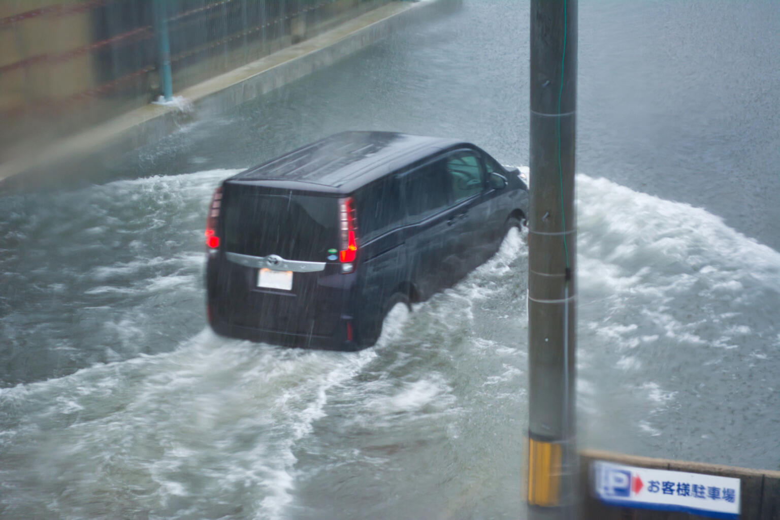 ゲリラ豪雨とは? 起きる仕組みやリスクを予想して備えよう | 防災 | お役立ちコラム | ニホン・ドレン株式会社