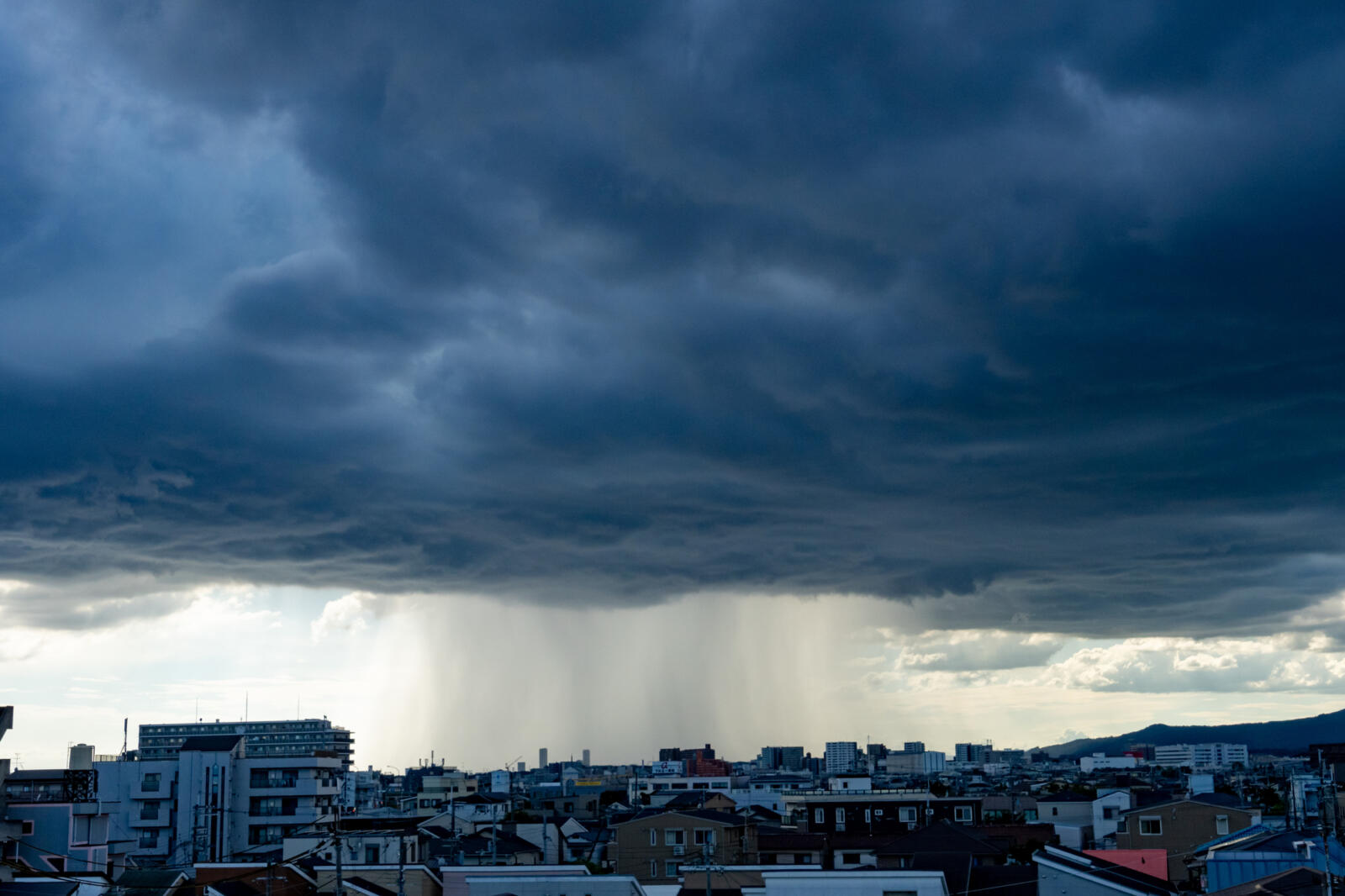 ゲリラ豪雨とは? 起きる仕組みやリスクを予想して備えよう | 防災 | お役立ちコラム | ニホン・ドレン株式会社