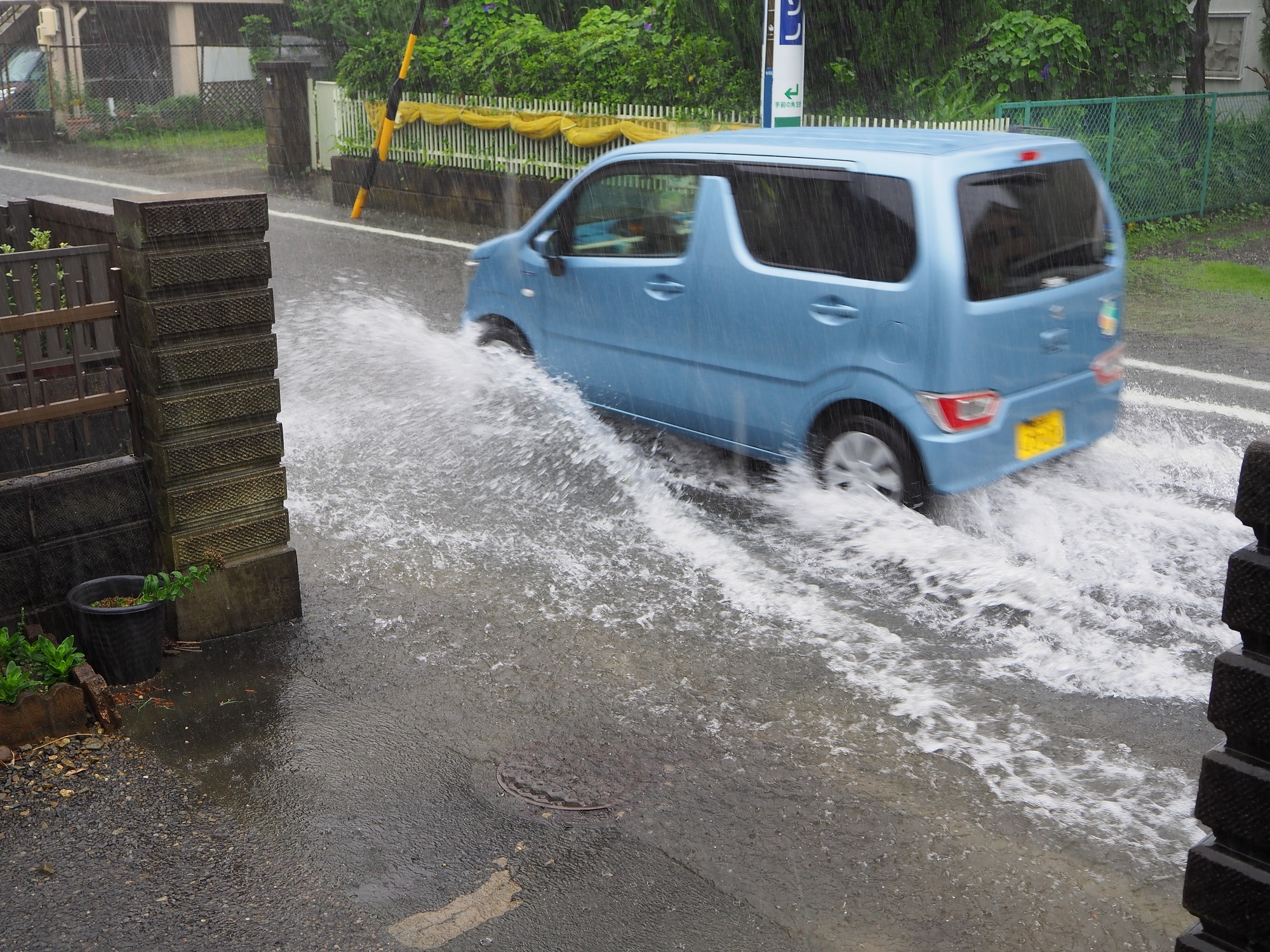 道路　冠水　車