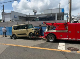 冠水道路から水没車を撤去する