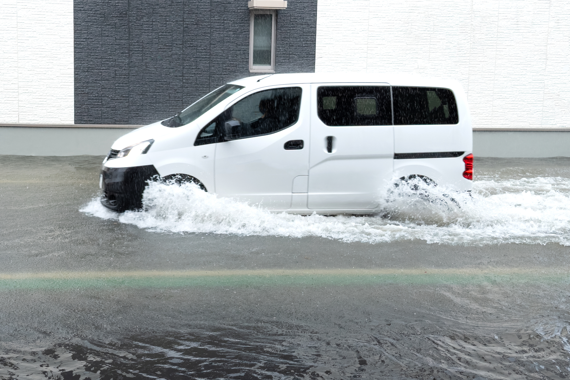 冠水した道路を走る車
